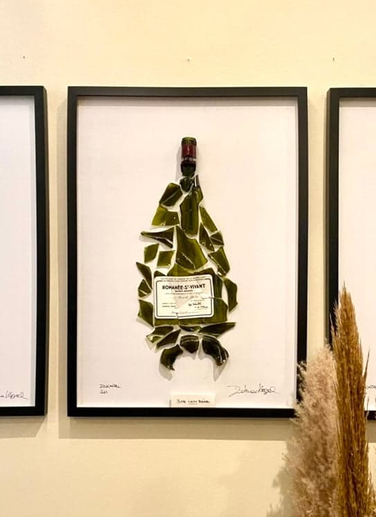 reFrame Bild: eine Flasche Romanée-Saint-Vivant, von Hand zerlegt und gerahmt
